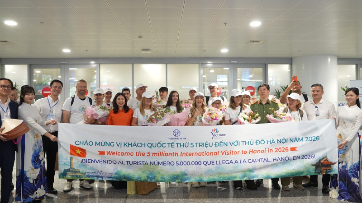 The 5 millionth international tourist to arrive in Hanoi in 2026. (Photo: Investment Newspaper)