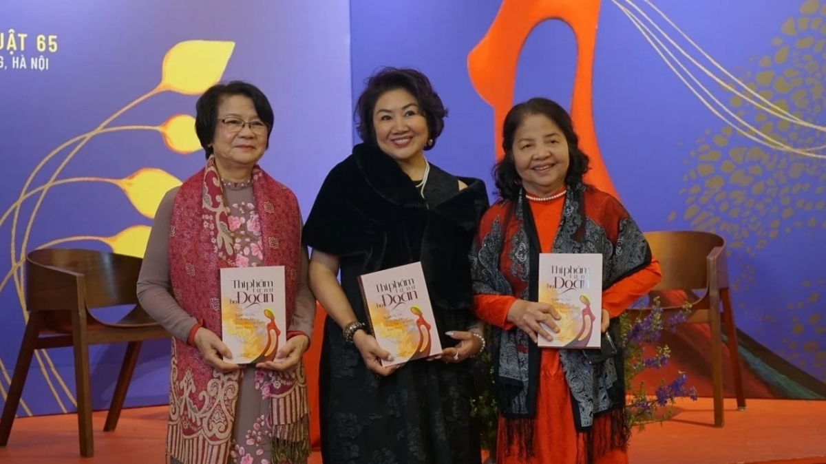 3 nhà thơ họ Đoàn chụp ảnh cùng nhau trong buổi ra mắt tập thơ "Thi phẩm Tứ nữ họ Đoàn". Ảnh: HNV