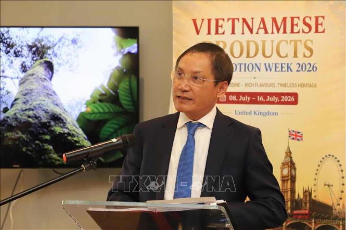 Vietnamese Ambassador to the UK Do Minh Hung speaks at the event. (Photo: Huu Tien/VNA)