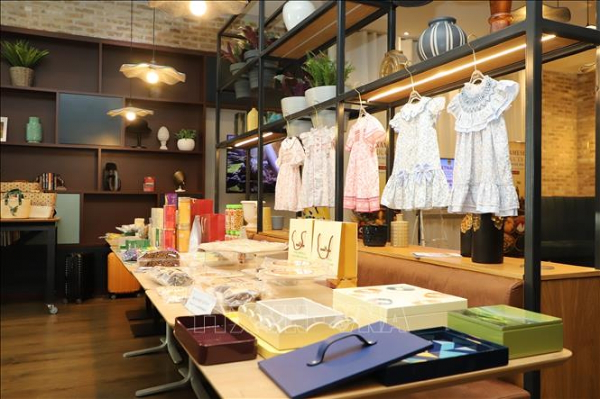 A display showcasing selected products at the Vietnam Promotion Week in the UK 2026. (Photo: Huu Tien/VNA)