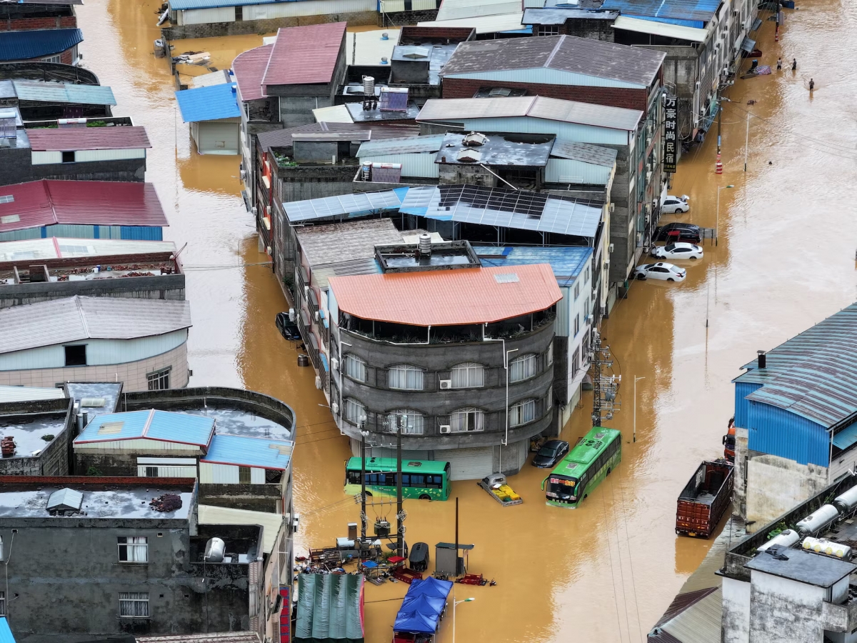 Inondations dans le village de Pingshan après les fortes pluies provoquées par le typhon Maysak, dans la ville de Hengzhou, région autonome Zhuang du Guangxi, en Chine, le 6 juillet 2026. Photo: cnsphoto via Reuters