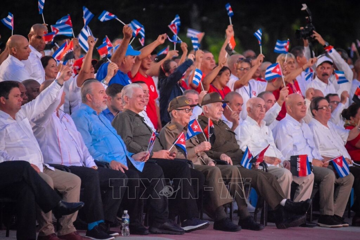 Líderes cubanos en un acto conmemorativo del 72.º aniversario del asalto al cuartel Moncada en la Plaza de la Revolución Máximo Gómez Báez, Ciego de Ávila, el 25 de julio de 2025. Foto: VNA