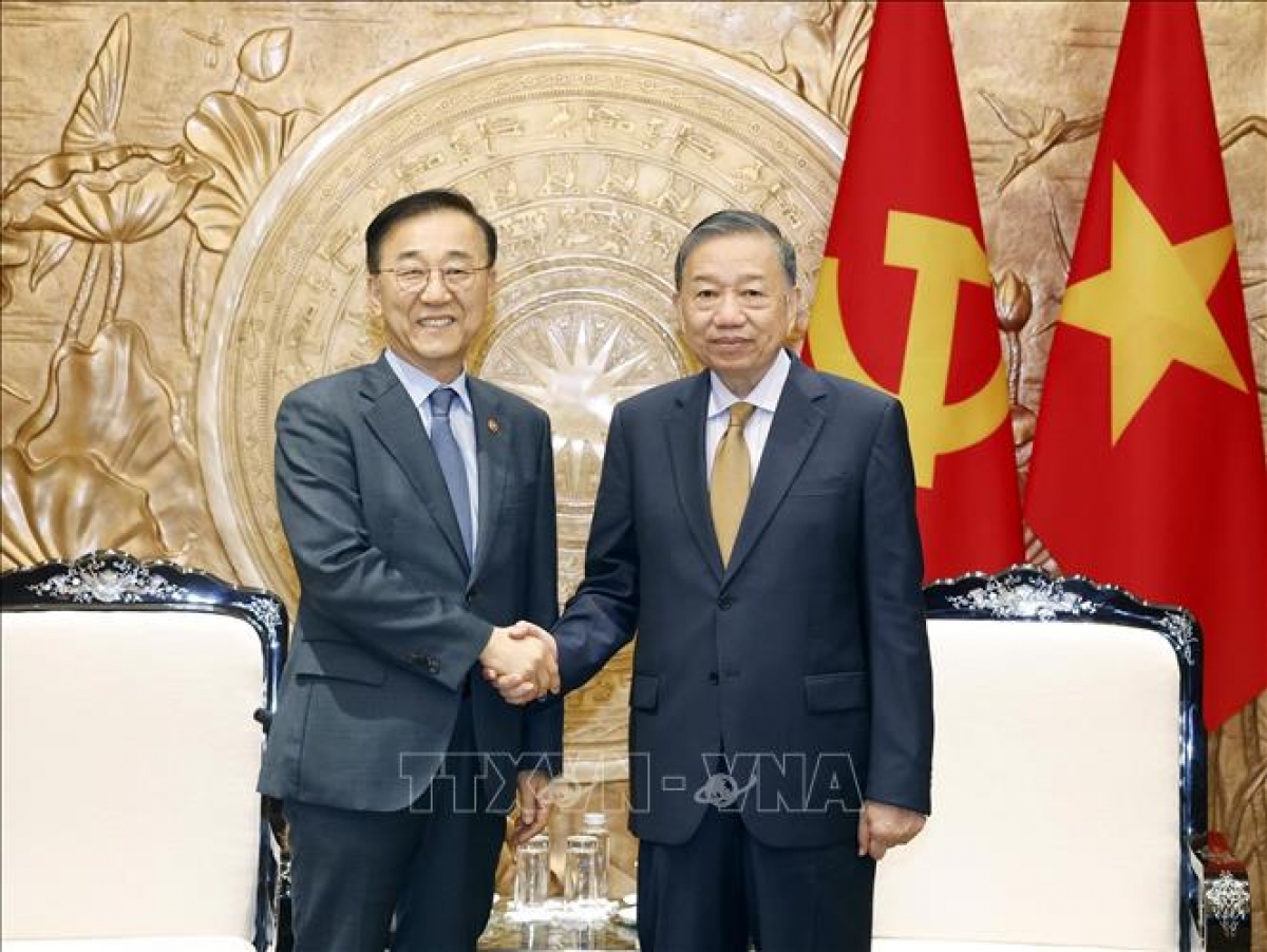 Tổng Bí thư, Chủ tịch nước Tô Lâm tiếp Bộ trưởng Bộ Đất đai, Cơ sở hạ tầng và Giao thông Hàn Quốc. Ảnh: TTXVN