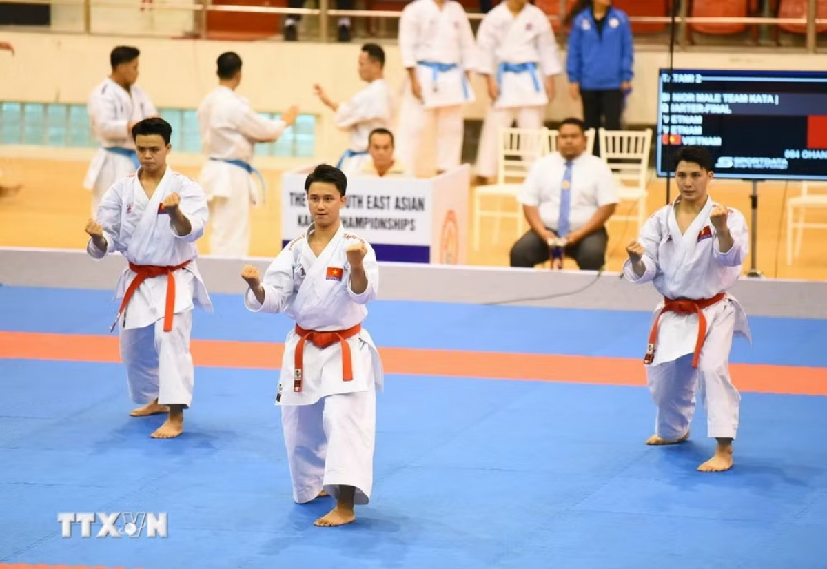 Para atlet Vietnam meraih Juara Pertama Kejuaraan Karate Asia Tenggara 2026. Foto: Duc Phuong/VNA
