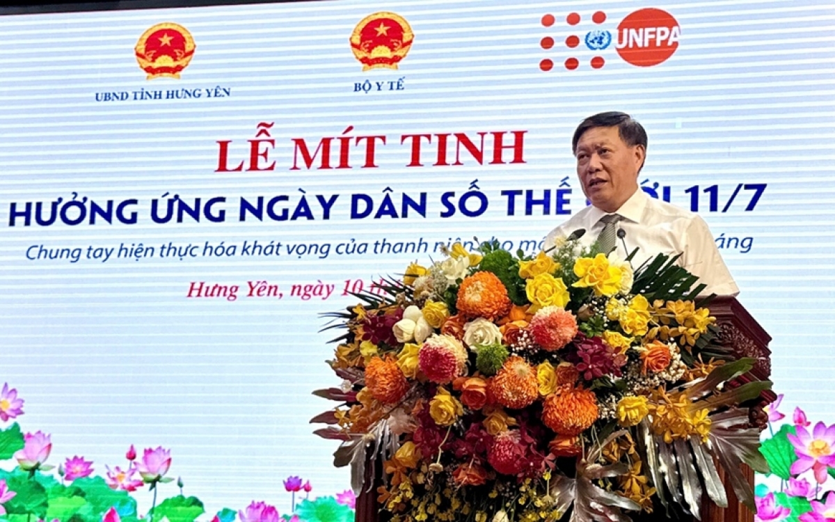  Deputy Health Minister Do Xuan Tuyen speaks at a meeting to mark World Population Day, Hung Yen, July 10, 2026. (Photo: People's Army Newspaper)