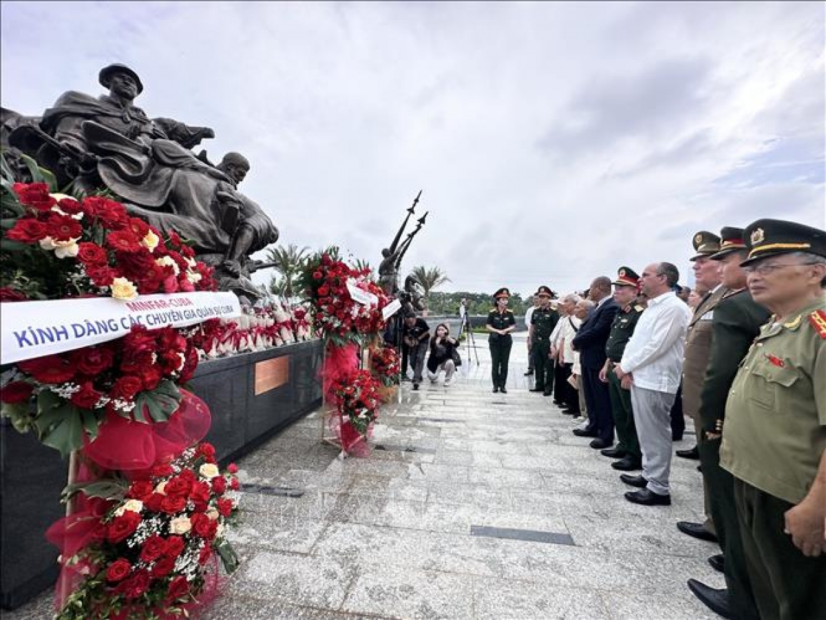 Участники церемонии возлагают цветы к мемориалу в Музее военной истории Вьетнама. Фото: ВИА