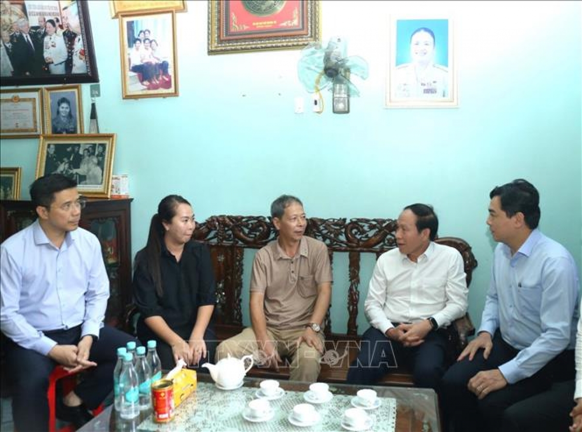 Phó Thủ tướng Lê Tiến Châu (thứ 2, phải qua) thăm, động viên gia đình Anh hùng Lực lượng vũ trang nhân dân Ngô Thị Tuyển. Ảnh: TTXVN