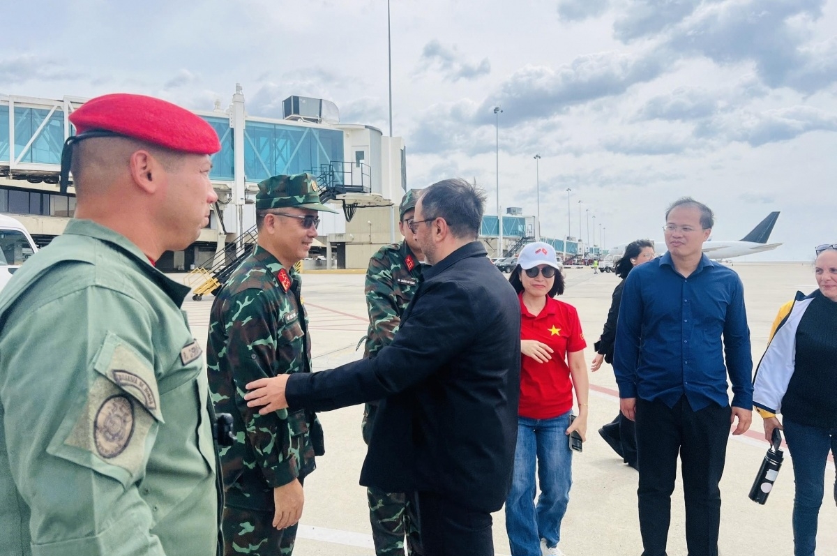 El canciller venezolano, Yván Gil Pinto, con miembros del equipo de rescatistas de Vietnam. Foto: qdnd.vn