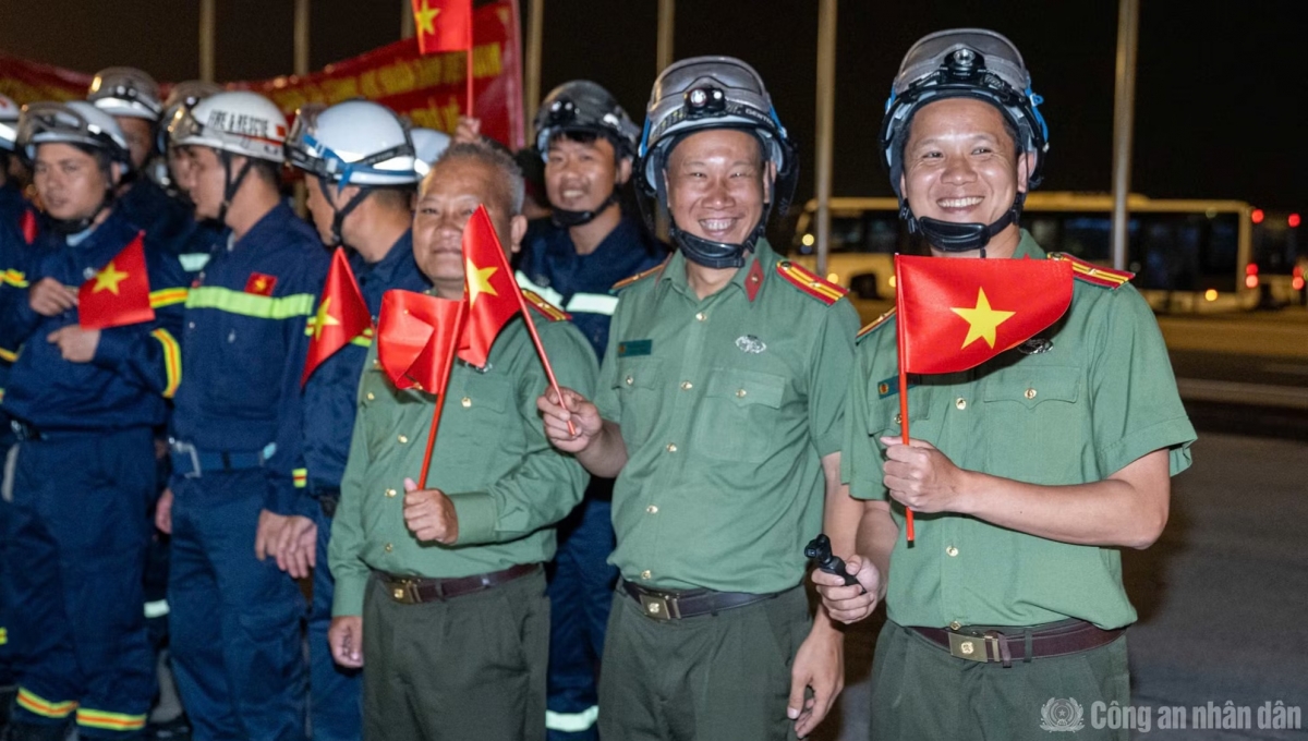 Nụ cười rạng rỡ của các cán bộ, chiến sĩ trong Đoàn CNCH Việt Nam.