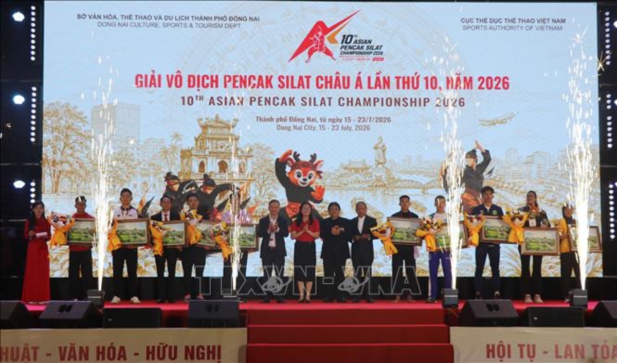 Participating countries' representatives take a commemorative photo on stage at the opening ceremony for the 10th Asian Pencak Silat Championship on July 17, 2026 in Dong Nai city. (Photo: VNA)