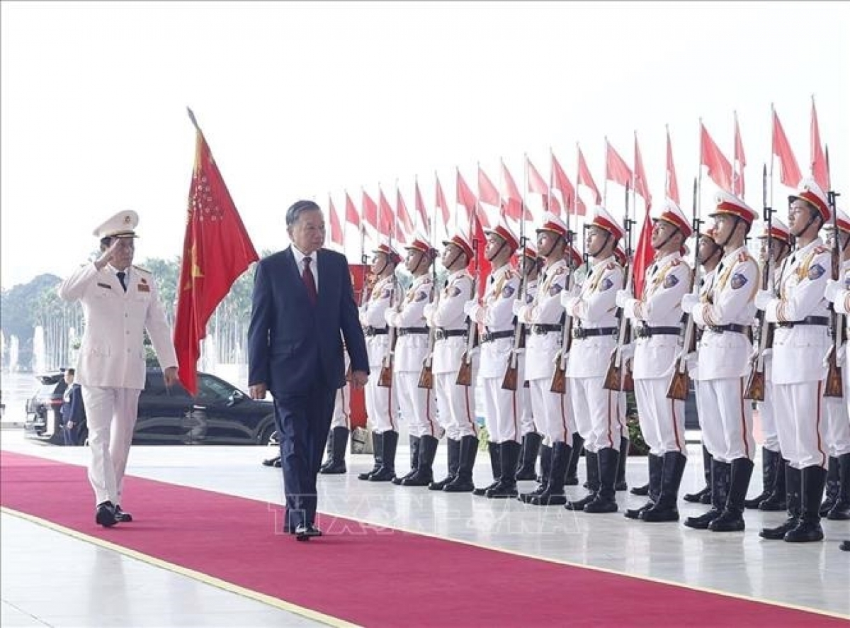 Party General Secretary and State President To Lam reviews the honor guard of the People's Public Security. Photo: VNA