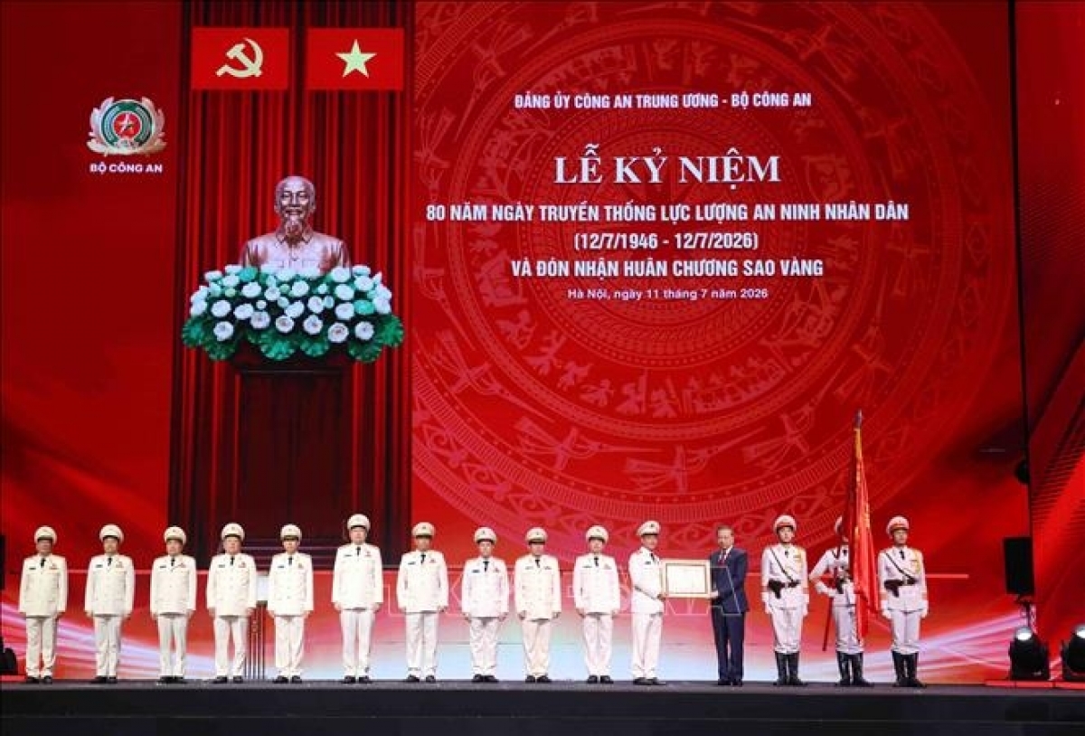 Party General Secretary and State President To Lam presents the Gold Star Order to the People's Security Force. Photo: VNA