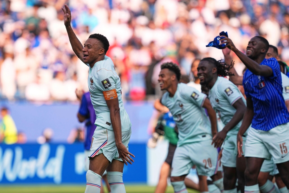 キリアン・エムバペ(左)、フランスのモロッコ戦2-0勝利後、<br>
チームメイトと祝う(2026年W杯準々決勝)　写真：AP