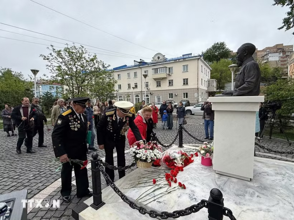 Представители Общества дружбы с Вьетнамом в Приморском крае возлагают цветы к памятнику Президенту Хо Ши Мину во Владивостоке. Фото: ВИА.