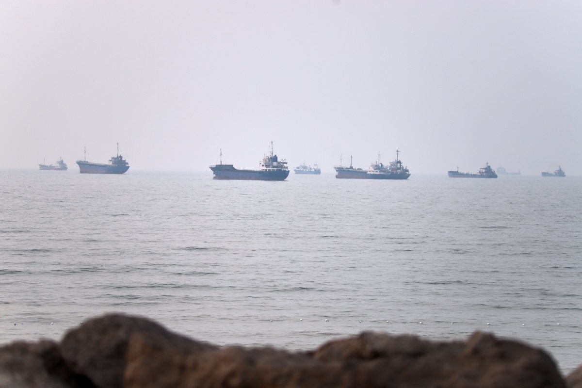 Des navires commerciaux dans le détroit d'Ormuz au large de Bandar Abbas, en Iran, le 30 juin 2026. Photo: Amirhosein Khorgooi/ISNA/AP