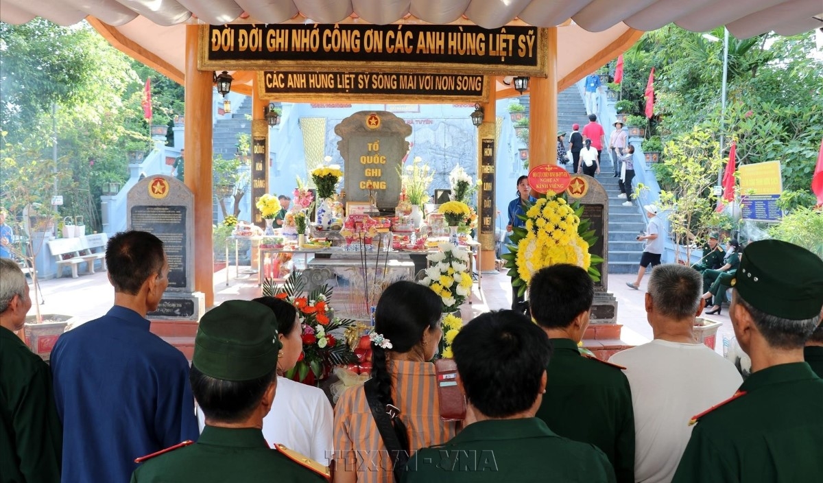 War veterans, relatives of fallen soldiers, and people pay tribute to the heroic martyrs who sacrificed their lives in the defense of Vietnam’s northern border, at Memorial 468 in Thanh Thuy Commune, Tuyen Quang Province, July 12, 2026. (Photo: Duc Tho/VNA) 