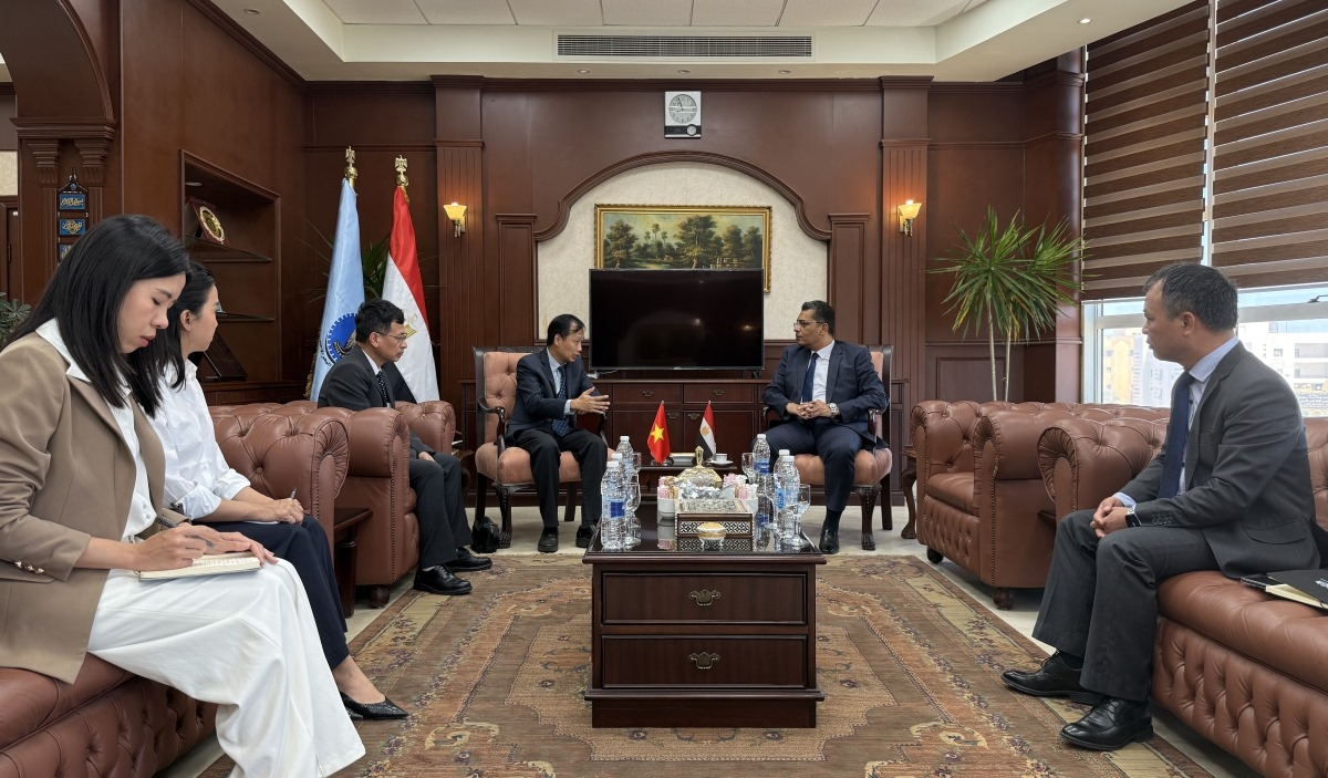 El gobernador de la provincia del  Mar Rojo de Egipto, Walid Al Barqi (d), se reúne con el embajador de Vietnam Nguyen Nam Duong. Foto: Embajada de Vietnam en Egipto