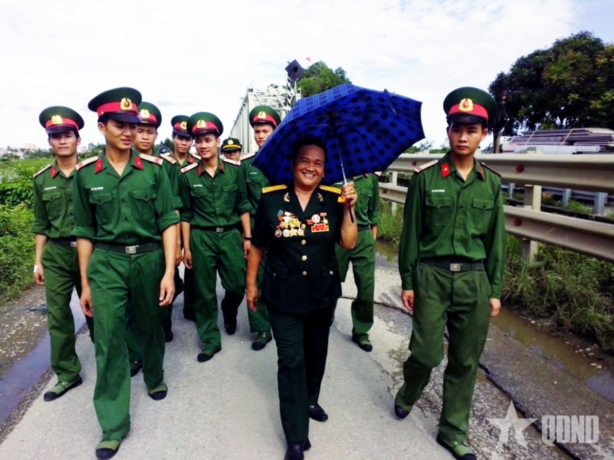 女性英雄ゴ・ティ・トゥエン氏とタインホア軍司令部の若い兵士たち(写真: qdnd.vn)