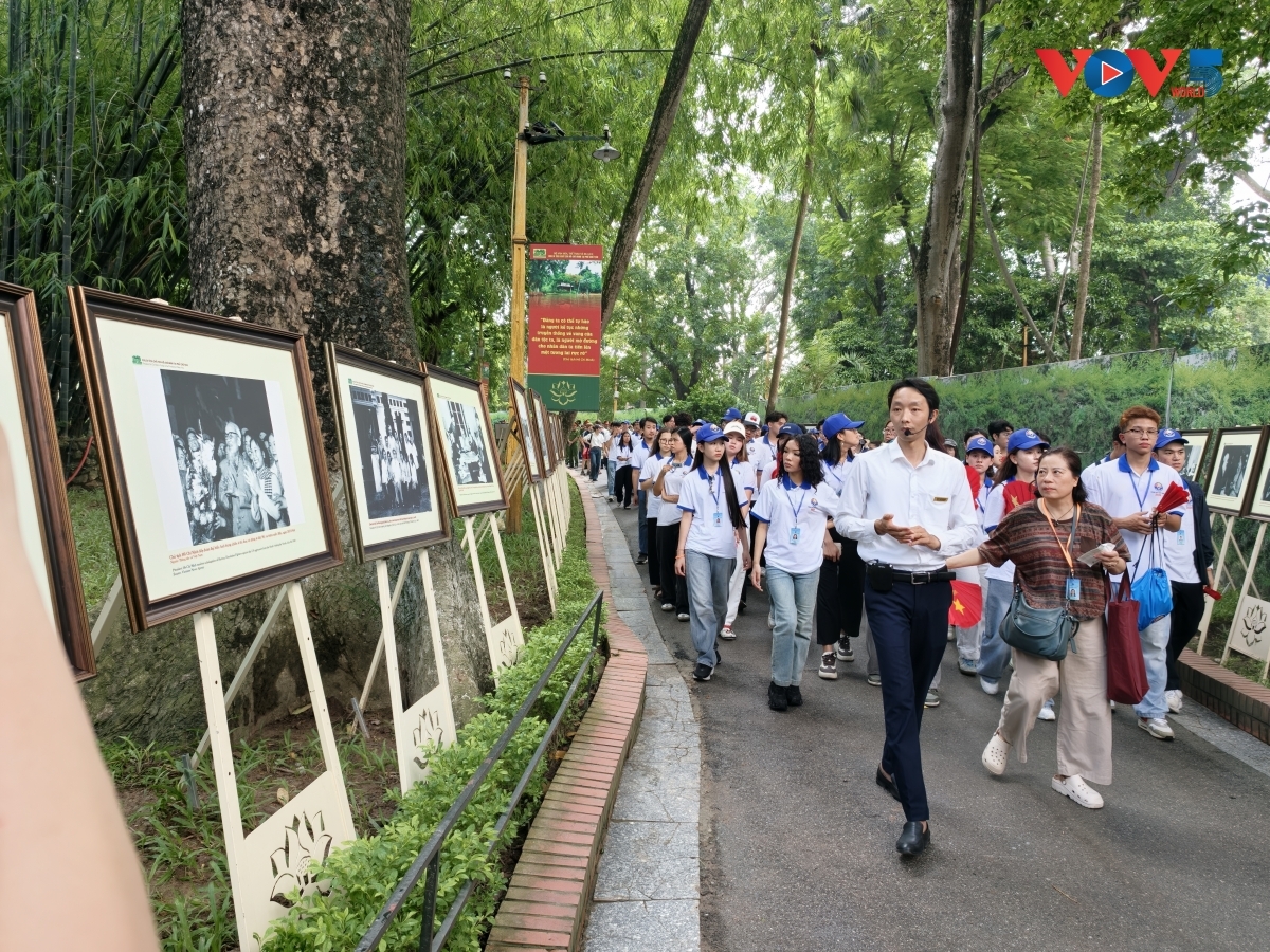 Les jeunes visitent le site des vestiges du Président Hô Chi Minh au Palais présidentiel, le matin du 13 juillet 2026. Photo: Duc Anh/VOV5