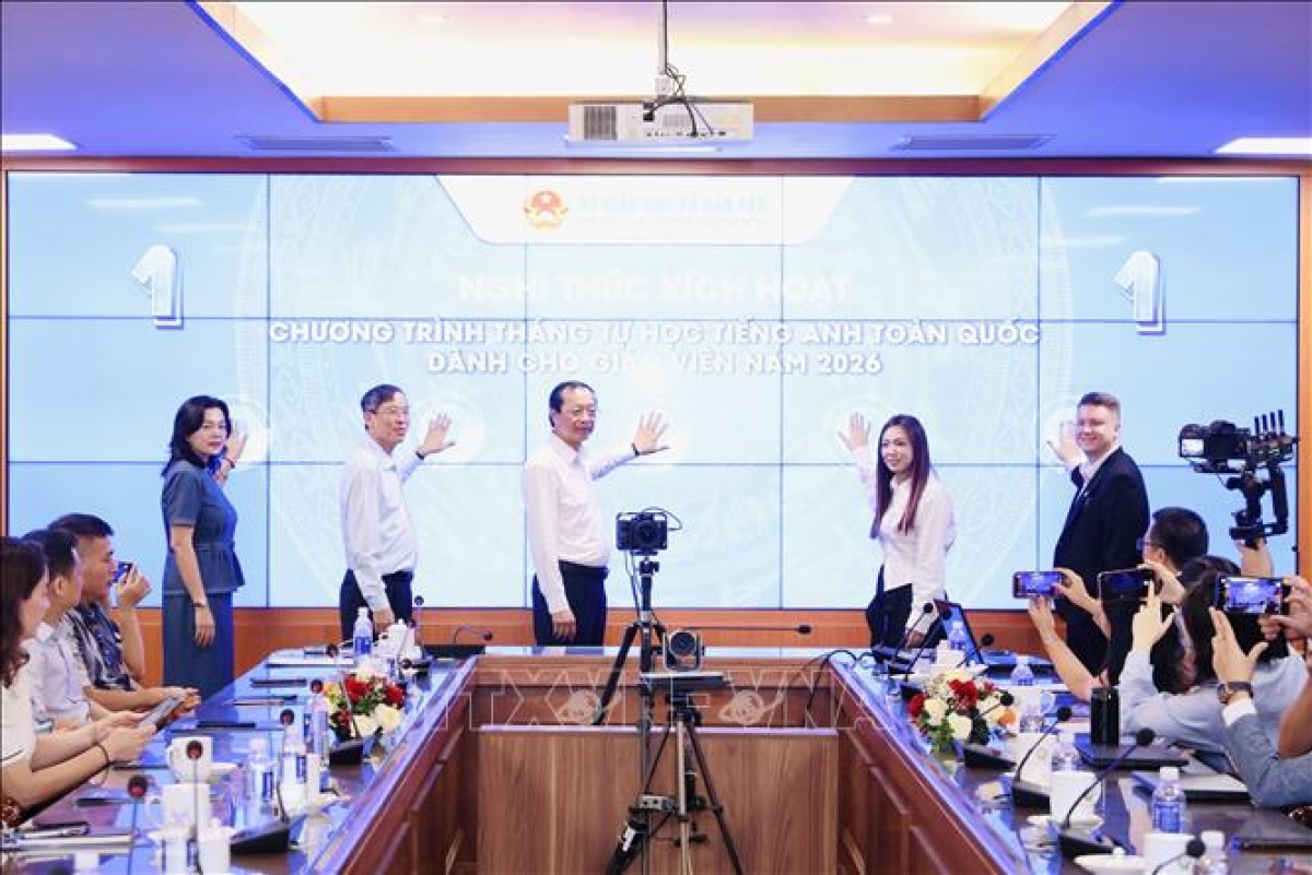  Các đại biểu bấm nút khởi động "Tháng tự học tiếng Anh dành cho giáo viên toàn quốc". Ảnh: TTXVN
