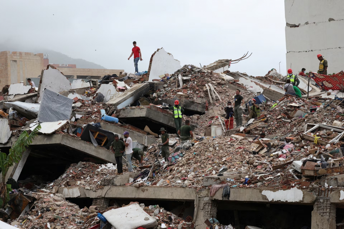 Des habitants fouillent les décombres après le séisme du 24 juin à La Guaira, au Venezuela, le 11 juillet 2026. Photo: REUTERS/Leonardo Fernandez Viloria