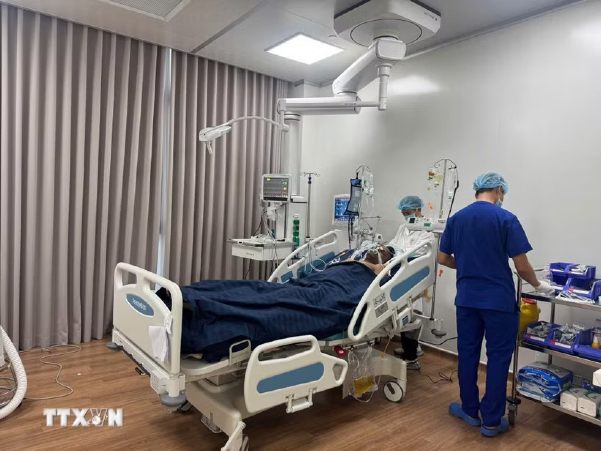 Nạn nhân vụ tai nạn được chăm sóc, điều trị tại bệnh viện trên đảo Phú Quốc. Ảnh: TTXVN