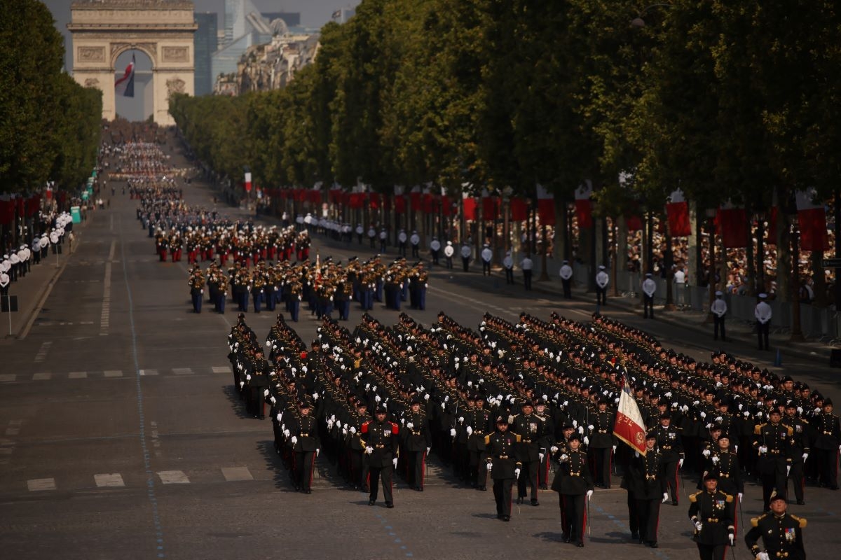 Parade militaire célébrant le Jour de la Bastille sur les Champs-Elysees, à Paris, le 14 juillet 2026. Photo: AP/Thomas Padilla