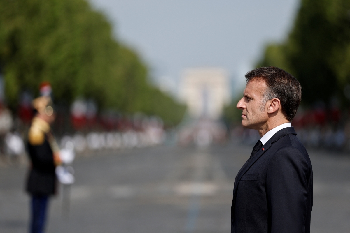 Le président Emmanuel Macron passe en revue les troupes lors du défilé à Paris, le 14 juillet 2026. Photo: Benoit Tessier/Pool via AP