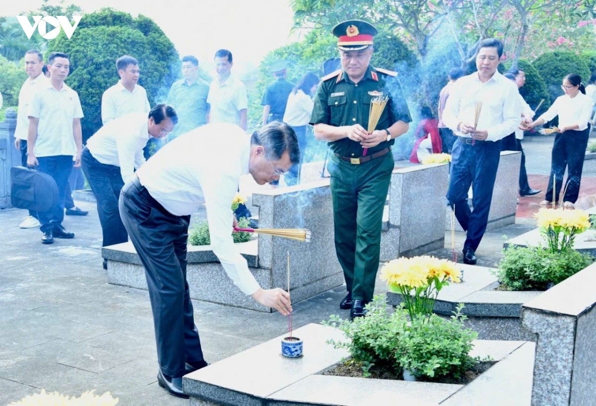 Thủ tướng dâng hương tưởng niệm các Anh hùng liệt sỹ tại tỉnh Lào Cai. Ảnh: Lại Hoa/VOV