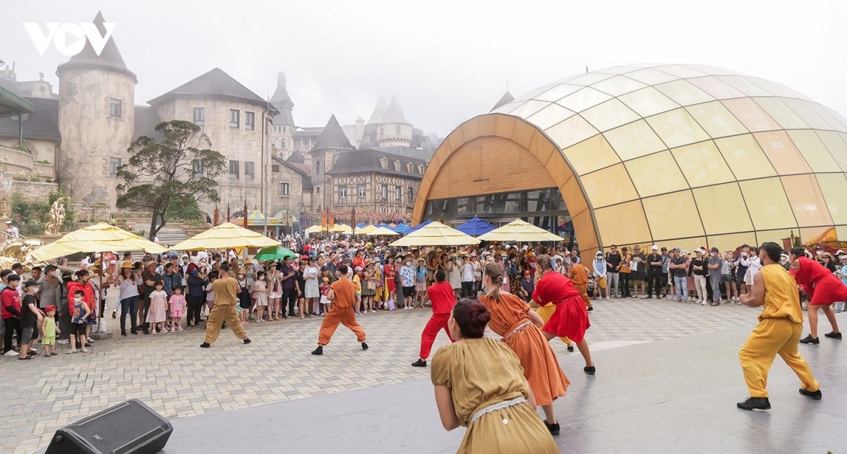Visitantes disfrutando de una actuación artística en la zona turística de Ba Na Hills. Foto: Thanh Long/VOV