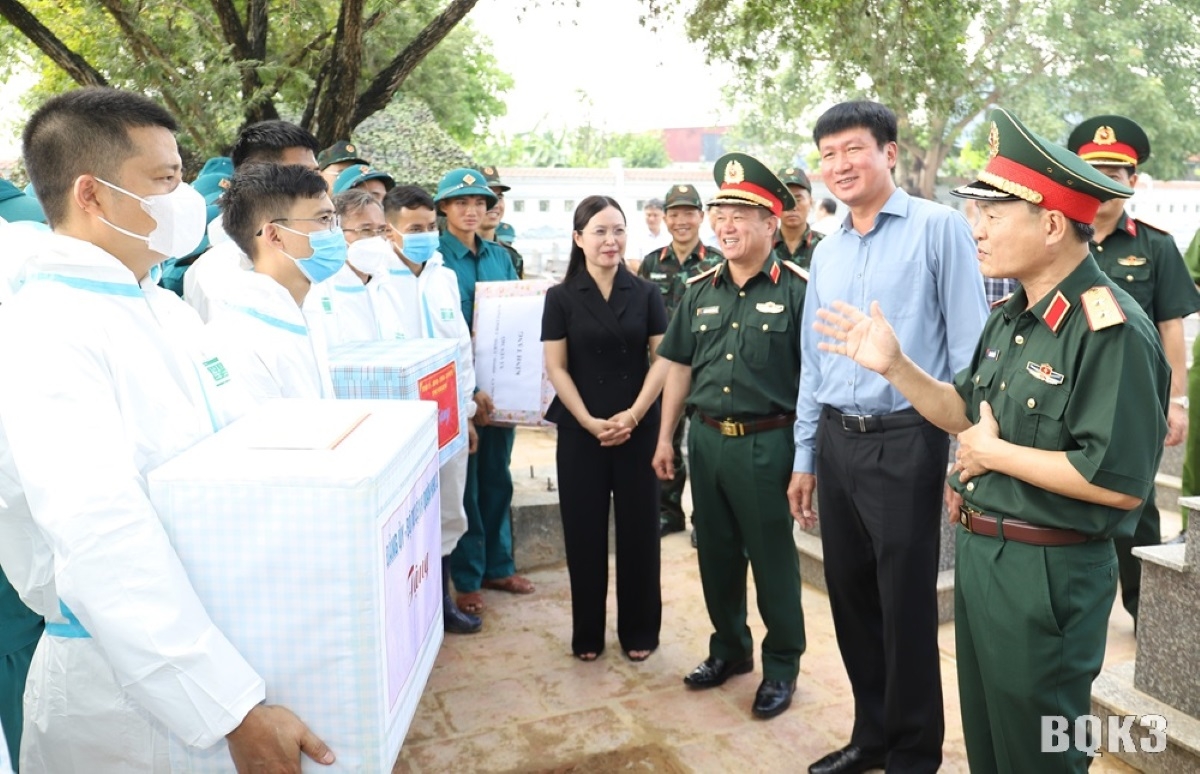 Le lieutenant-général Luong Van Kiêm et des responsables de la province de Ninh Binh offrent des présents et encouragent les équipes chargées des prélèvements sur le terrain. Photo: quankhu3.vn