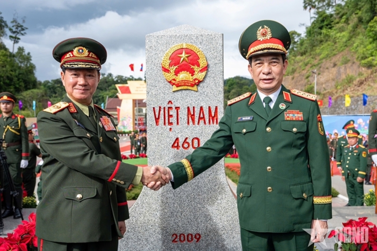 占沙蒙·占雅拉大将（左）与潘文江大将出席为界碑描红仪式。