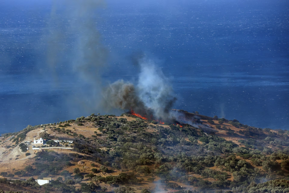 Un incendio forestal cerca de la playa de Triopetra en la isla de Creta, Grecia, el 30 de julio de 2026.