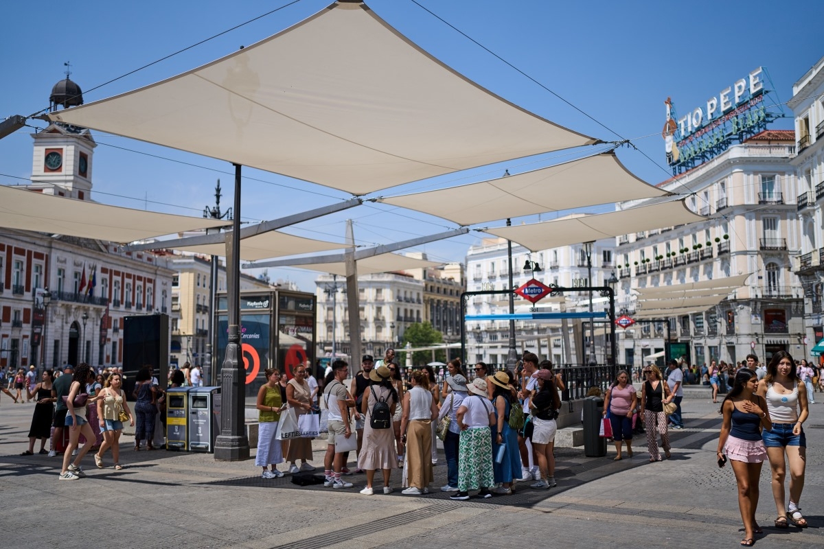 Turistas buscan alivio del intenso calor a la sombra en el centro de Madrid (España), durante la ola de calor del jueves 9 de julio de 2026. Foto: AP/Bernat Armangue