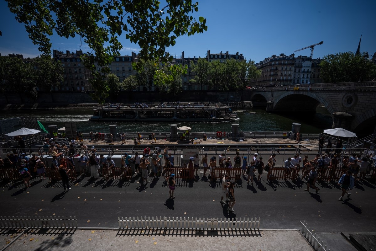 Ciudadanos y visitantes esperan su turno para bañarse en el río Sena, en París, en medio de la ola de calor, el sábado 11 de julio de 2026. Foto: AP/Aurelien Morissard