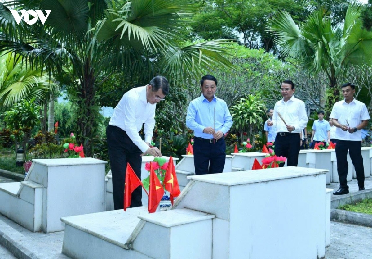 Đoàn công tác do Thủ tướng Lê Minh Hưng làm Trưởng đoàn đã đến dâng hoa, dâng hương tưởng niệm các Anh hùng liệt sĩ tại Nghĩa trang liệt sĩ Vị Xuyên, tỉnh Tuyên Quang. Ảnh: Lại Hoa/VOV