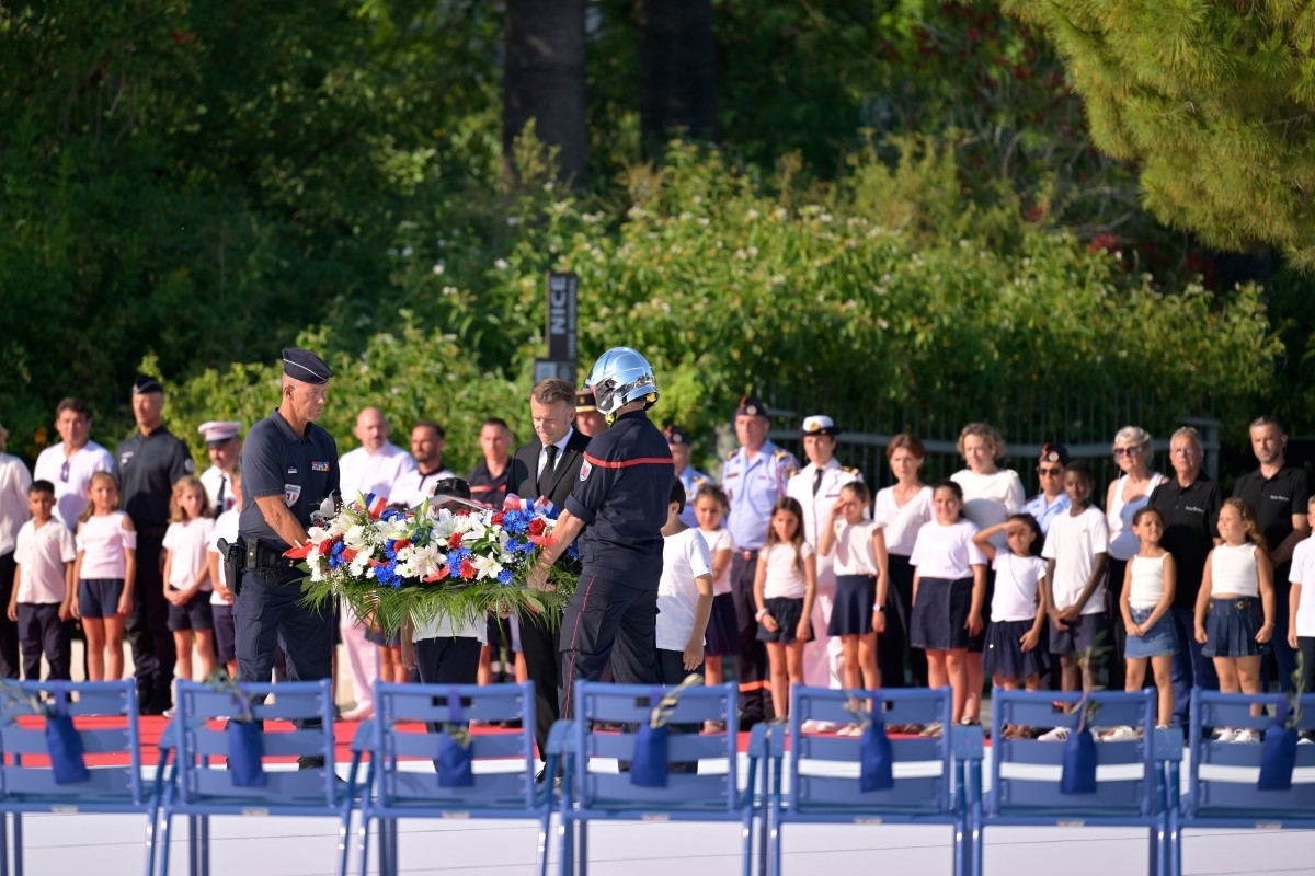 Le président français Emmanuel Macron (au centre) dépose une gerbe à l'occasion du 14 juillet 2026, dix ans après l'attentat meurtrier au camion perpétré à Nice en 2016. Photo: AP/Philippe Magoni, Pool