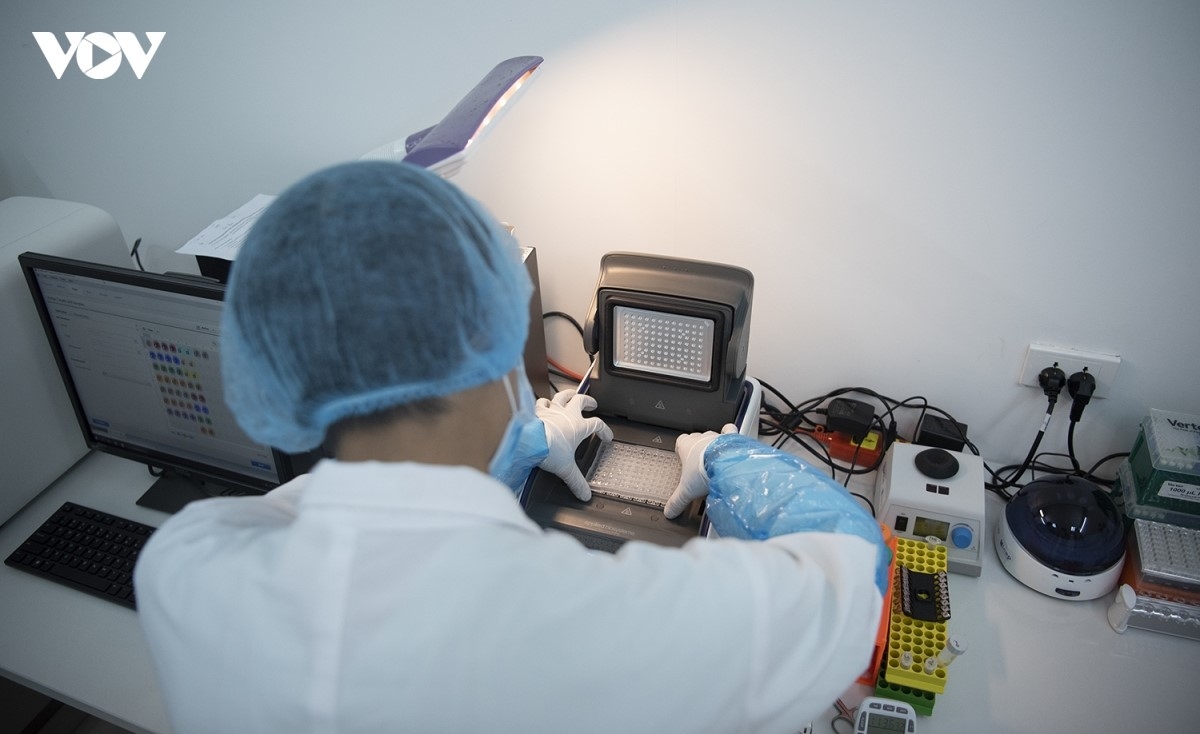 El nuevo procedimiento tecnológico permite determinar con precisión la relación de parentesco biológico tanto por la línea paterna como por la materna hasta cuatro o cinco generaciones, lo que resulta especialmente adecuado para analizar muestras de restos óseos de combatientes caídos enterrados desde hace muchos años. Foto: VOV