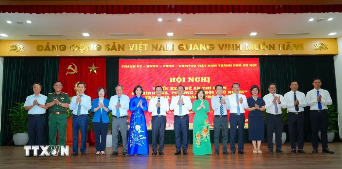 Lãnh đạo thành phố Hà Nội cùng đại diện các sở, ban, ngành và 2 xã Phúc Thịnh, Thư Lâm tại Hội nghị. Ảnh: Trung Nguyên/TTXVN