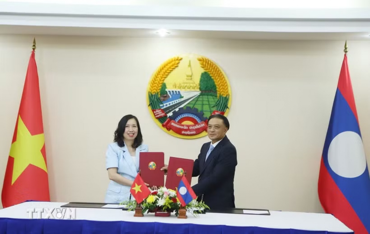 Thứ trưởng Bộ Ngoại giao Việt Nam Lê Thị Thu Hằng và Thứ trưởng Bộ Ngoại giao Lào Phongsavanh Sisoulath trao Biên bản ghi nhớ về hợp tác giai đoạn 2026-2030. Ảnh: Xuân Tú/TTXVN