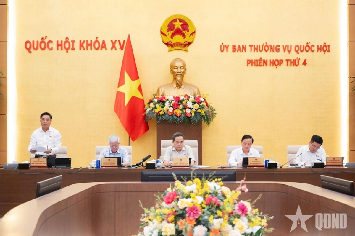 Parlamentspräsident Tran Thanh Man leitet die Sitzung. (Foto: qdnd.vn)