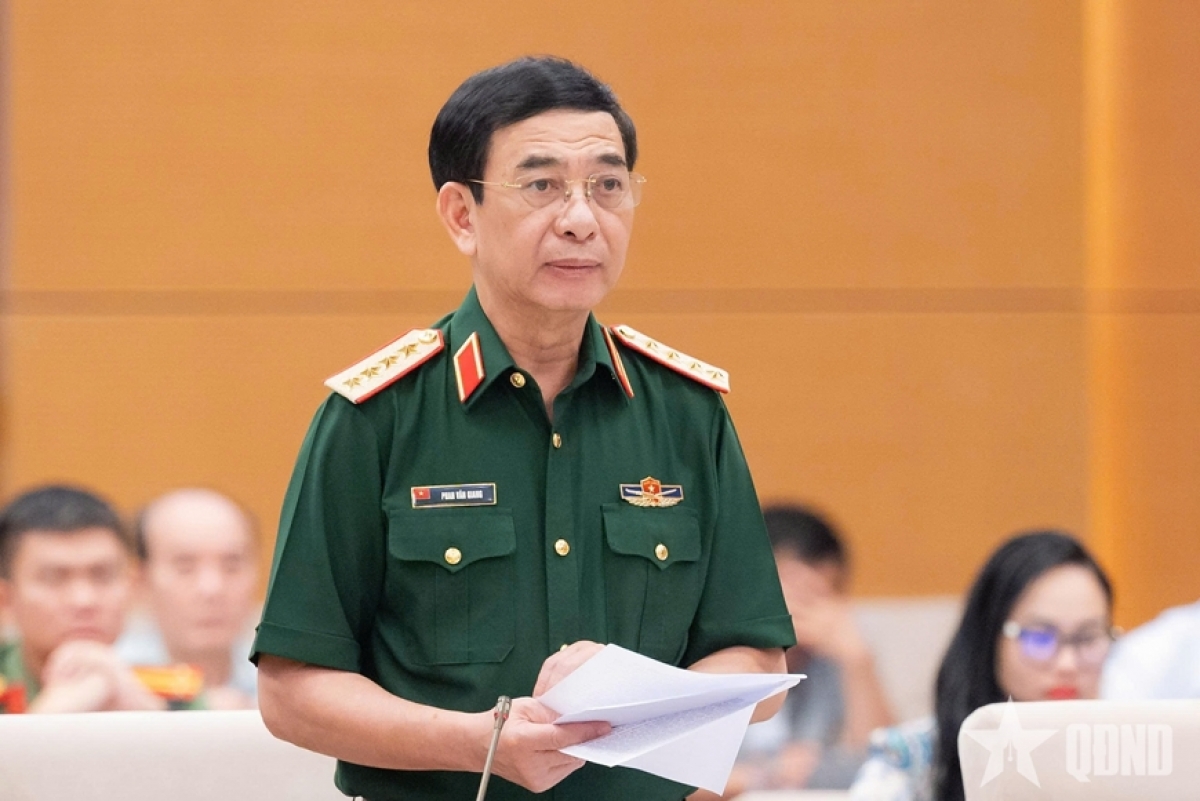 Vizepremierminister und Verteidigungsminister Phan Van Giang spricht auf der Sitzung. (Foto: qdnd.vn)