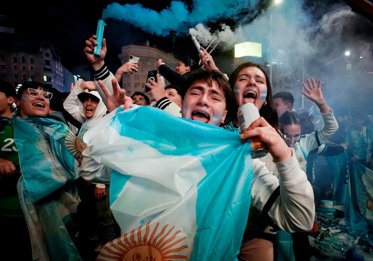 Los hinchas argentinos celebran con júbilo el pase de la Albiceleste a la gran final del Mundial 2026. Buenos Aires, el 15 de julio de 2026. Foto: REUTERS/Mariana Nedelcu