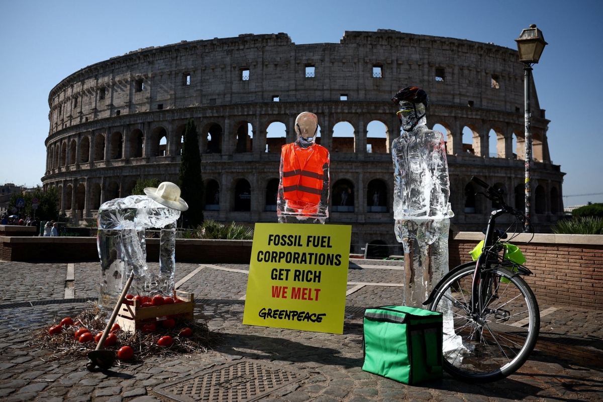 Les sculptures de glace représentant des travailleurs fondent sous le soleil devant le Colisée de Rome. Photo: REUTERS/Guglielmo Mangiapane