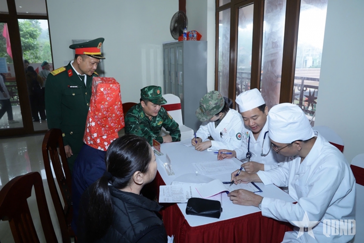 កម្លាំងពេទ្យយោធានៃប្រទេសទាំងពីត ពិនិត្ និងព្យាបាលសុខភាពដល់ប្រជាជន។ រូបថត៖ qdnd.vn