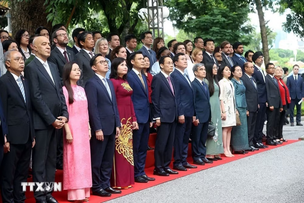 Menteri Luar Negeri Le Hoai Trung dan delegasi lainnya pada upacara pengibaran bendera ASEAN. Foto: VNA