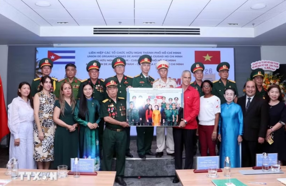 Representantes de la Asociación de Enlace Tradicional del Batallón 261 Girón en Ciudad Ho Chi Minh entregan una fotografía conmemorativa a Mauricio Alejandro Martínez Duque, cónsul general de la República de Cuba en Ciudad Ho Chi Minh. Foto: Xuan Khu/VNA