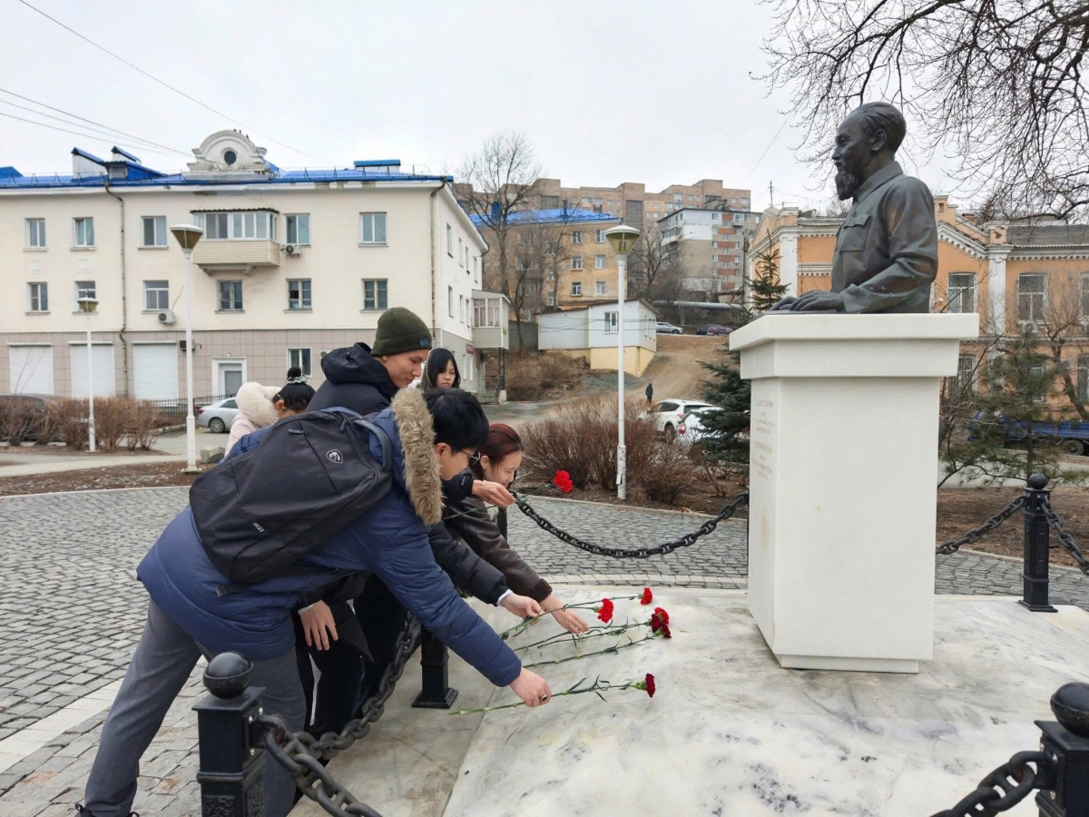 Возложение цветов к памятнику Хо Ши Мину по случаю праздника Вьетнама. Фото: ДВФУ