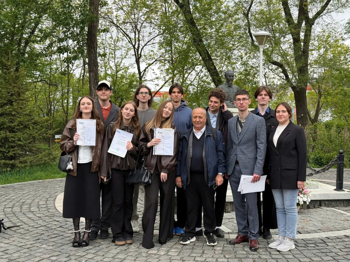 Студенты и преподаватель ДВФУ. Фото: ДВФУ