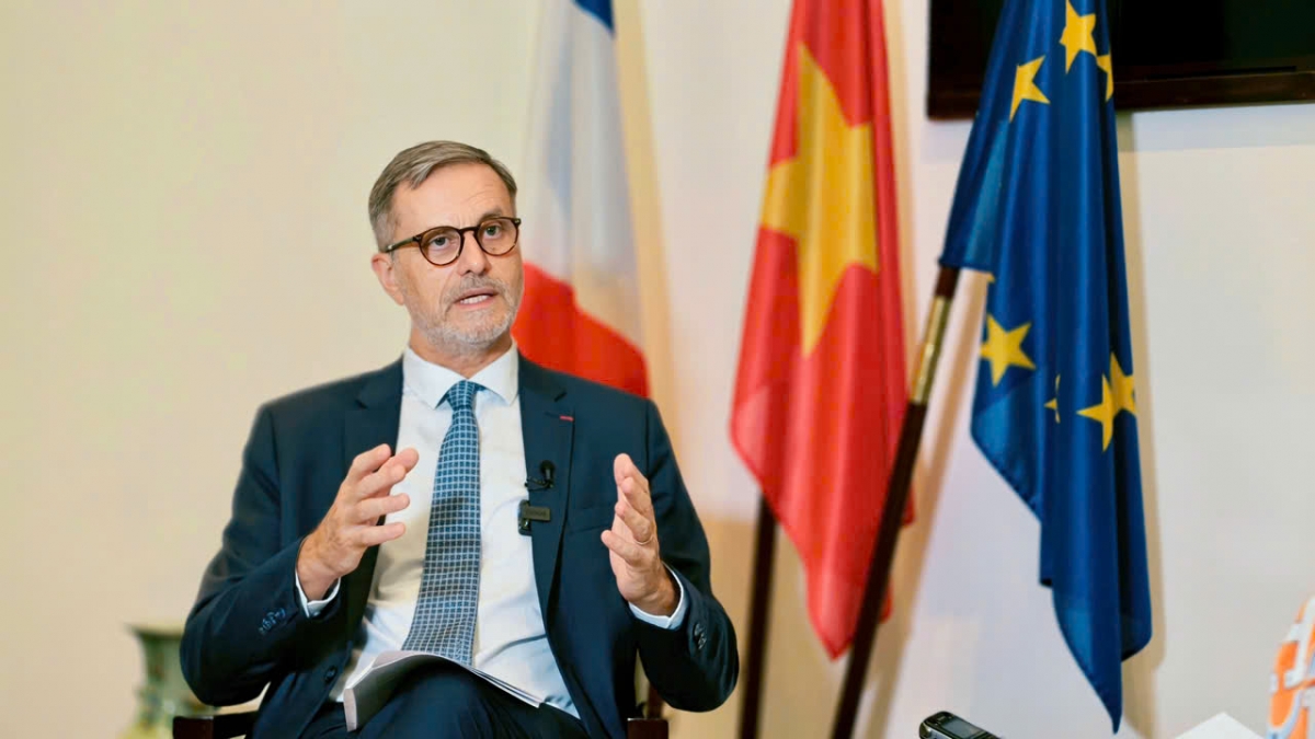 L'ambassadeur de France, Olivier Brochet, échange avec la presse. Photo: Hà Quỳnh/TTXVN